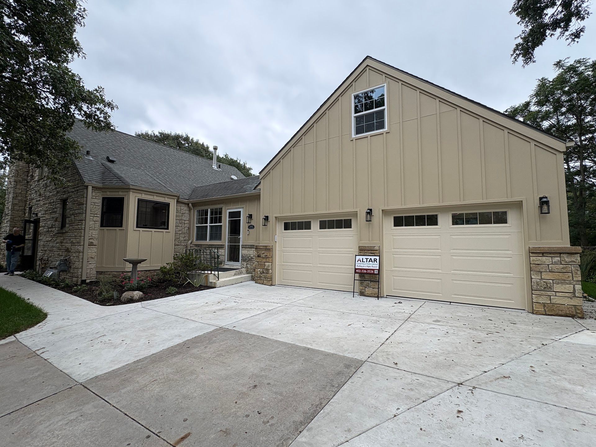 Exterior, Sheridan Garage