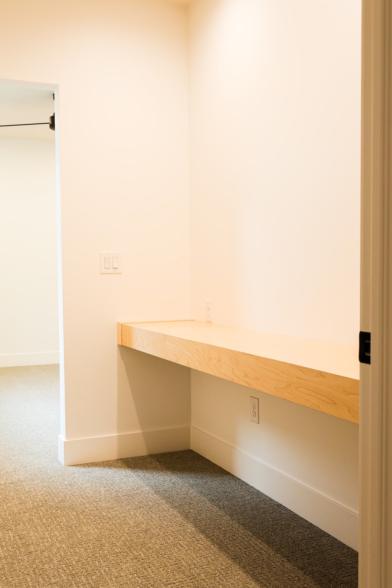 Office, Warm and Modern Home In Lincoln