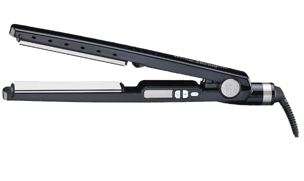 Plancha de pelo negra y plateada con pantalla azul, abierta sobre un fondo de encimera difuminado.