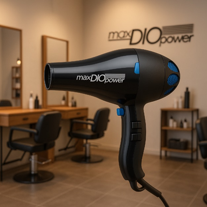 Secador de pelo negro con detalles azules en un moderno salón de belleza, marca maxDIOpower.