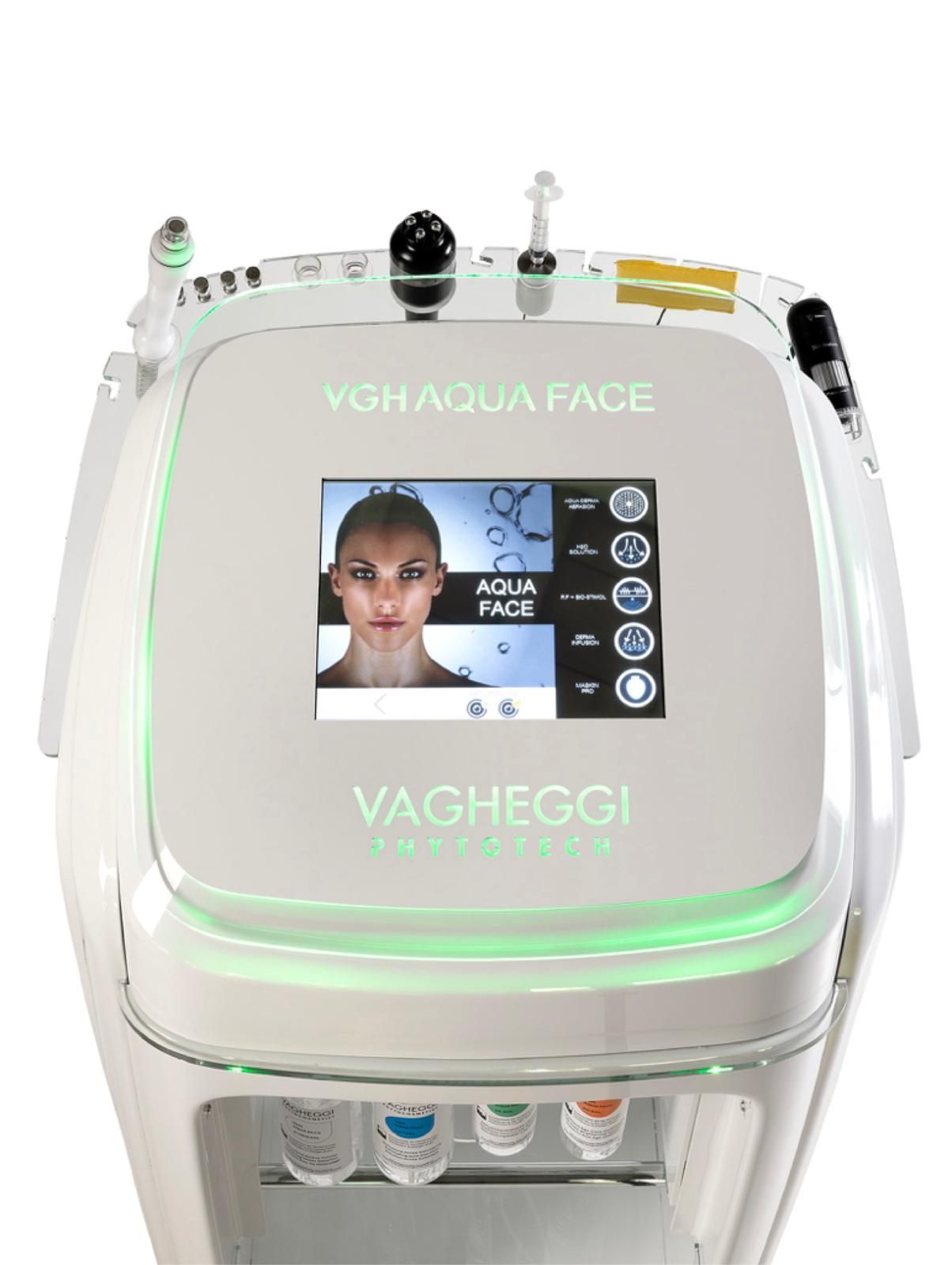 Apparecchio per la cura della pelle Vagheggi Aqua Face di colore bianco, dotato di display touchscreen, applicatori multipli e quattro flaconi per le soluzioni.