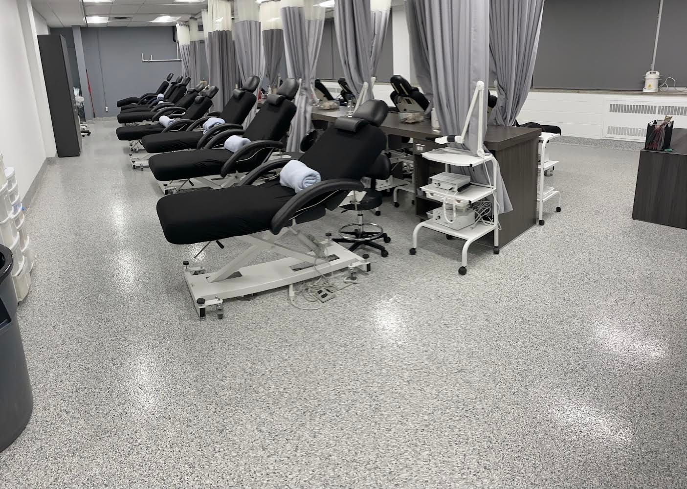 Une pièce avec beaucoup de chaises et de rideaux.