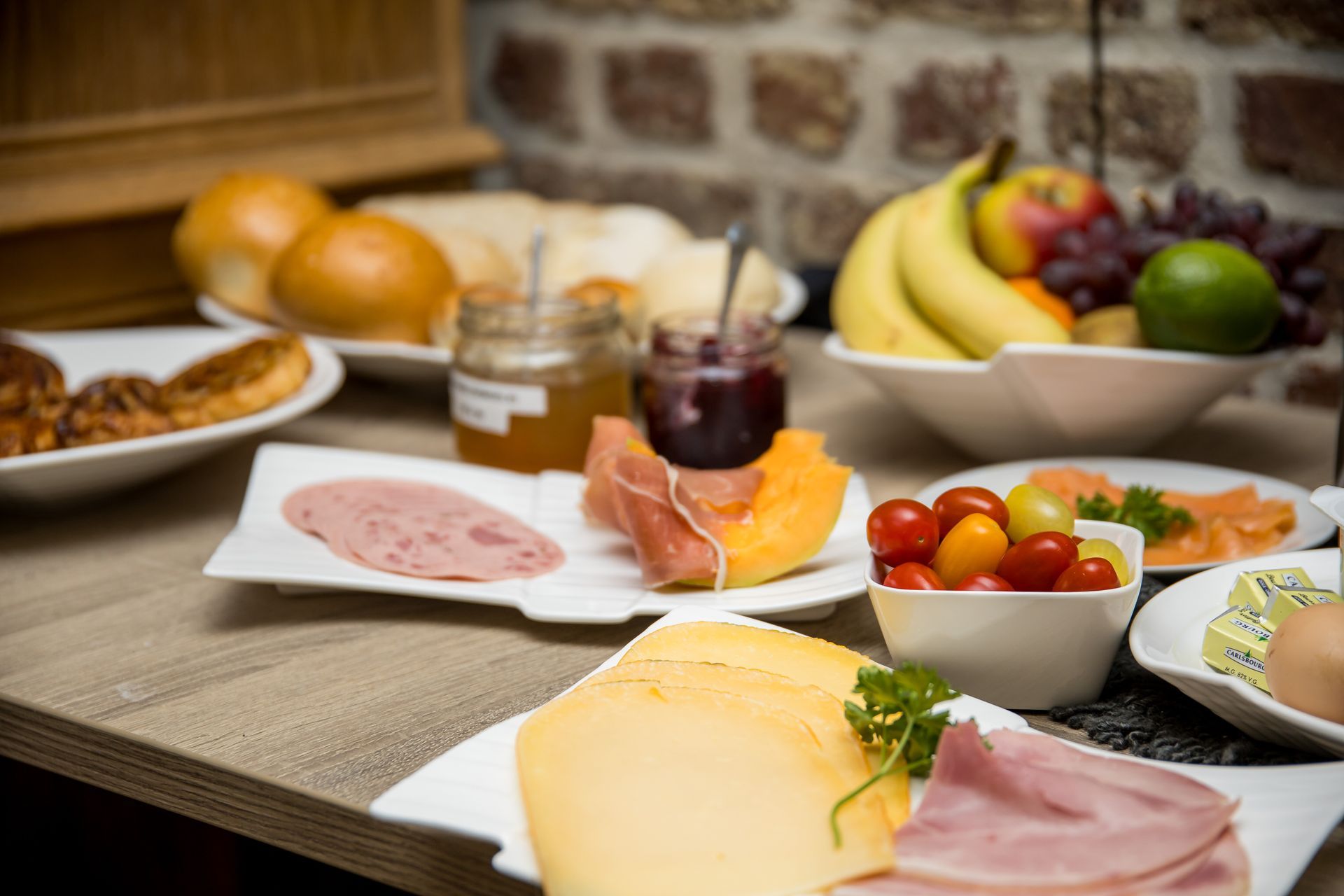Tafel gedekt voor de groep
