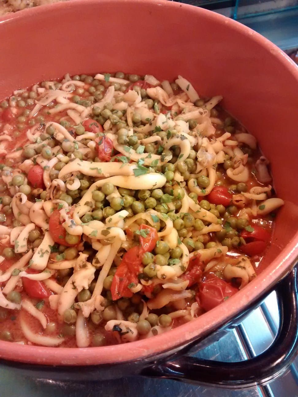 Pentola di zuppa di noodles con verdure e fagioli che sobbolle in una pentola di ghisa rossa