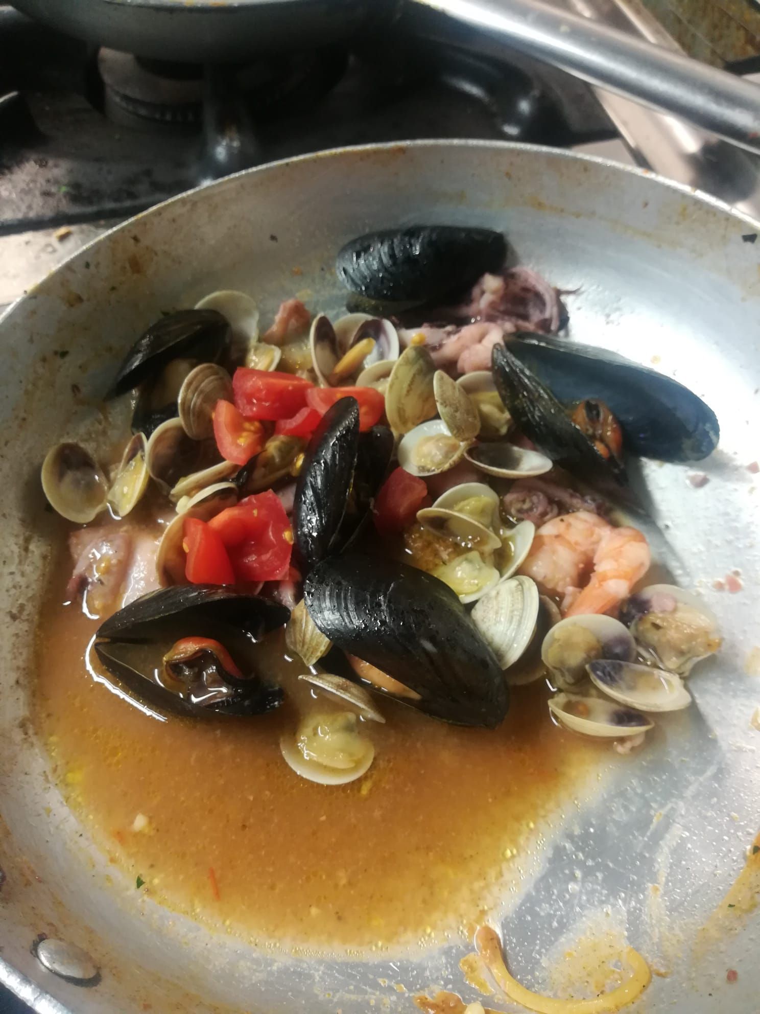 Pasta ai frutti di mare con cozze e vongole parzialmente mangiata in una ciotola bassa