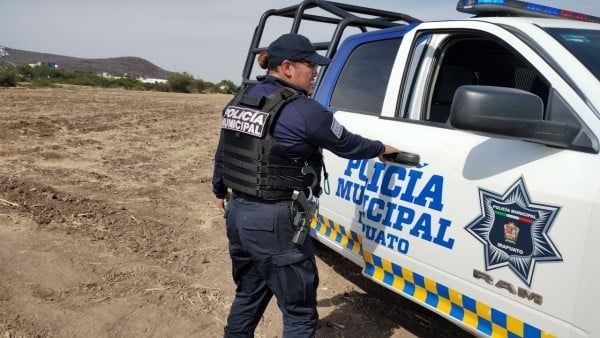 Policía Municipal de Irapuato junto a una patrulla. Foto: Eduardo Ortega / Periódico Correo.