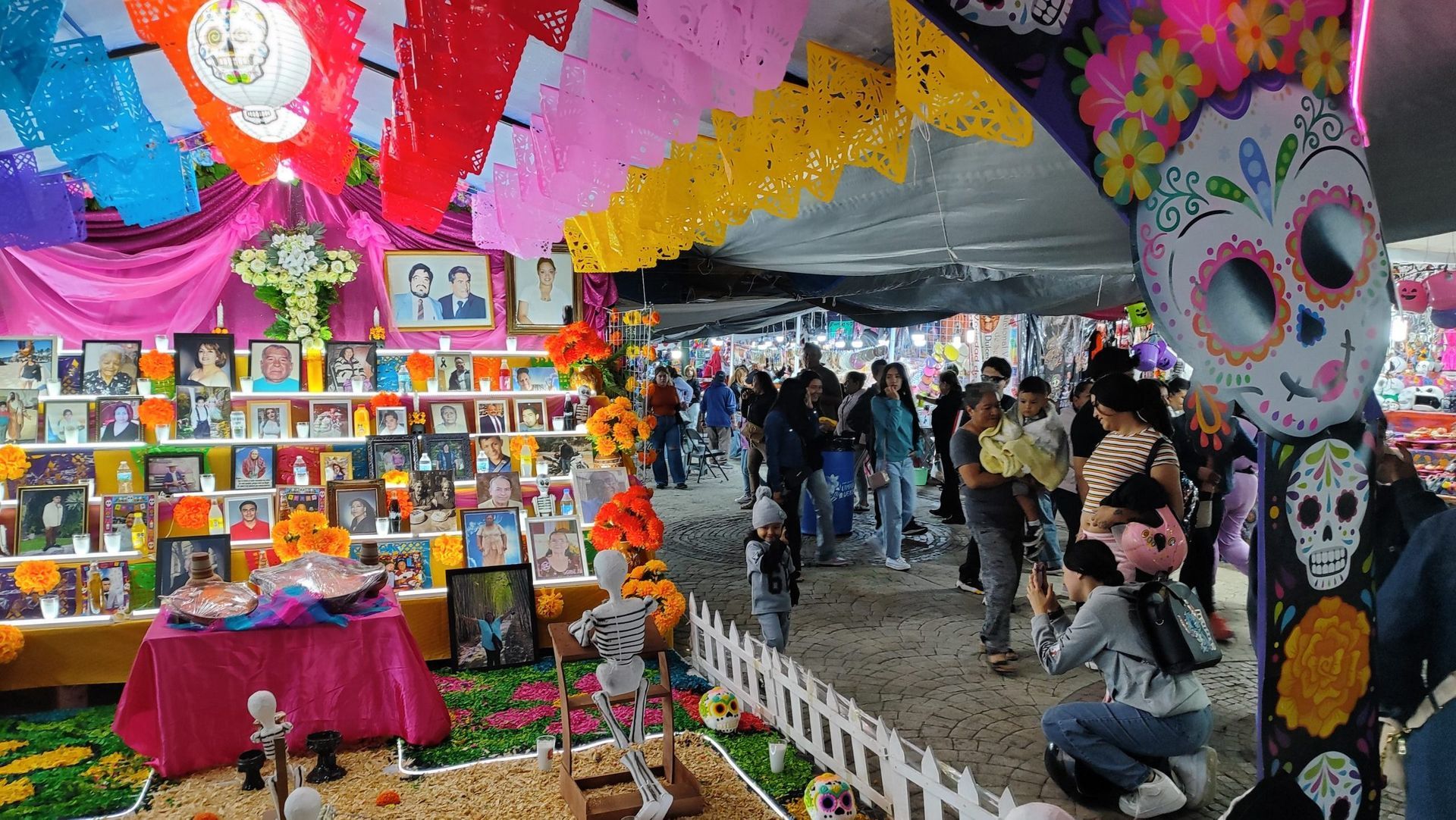 Visitantes recorren la Feria del Alfeñique en Irapuato, entre ofrendas y puestos. Foto: Periódico AM