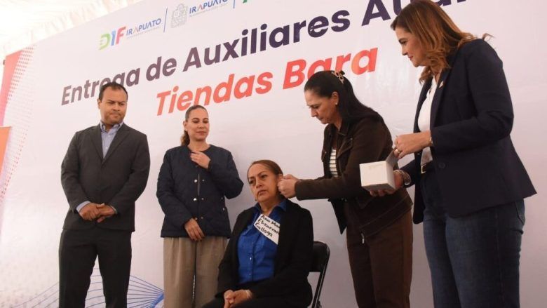Entrega de auxiliares auditivos en Irapuato. Imagen publicada por Notus; autor no identificado.