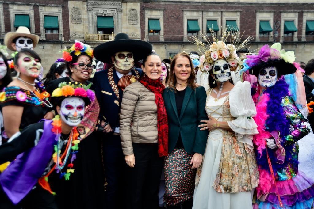 Catrinas en el Día de Muertos en el Zócalo de la CDMX. Foto: Gobierno de la Ciudad de México