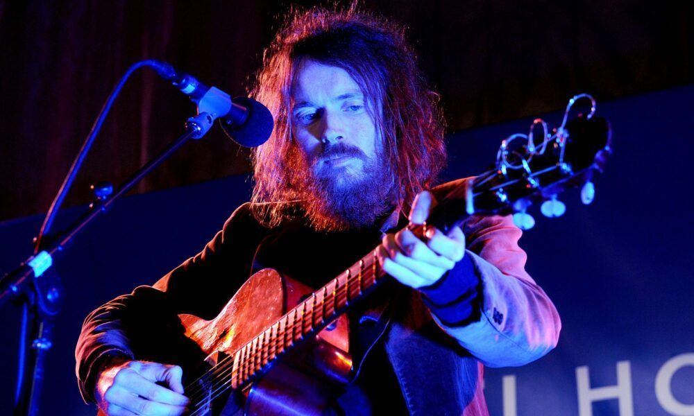 Damien Rice tocando la guitarra en concierto. Foto: SICOM Noticias