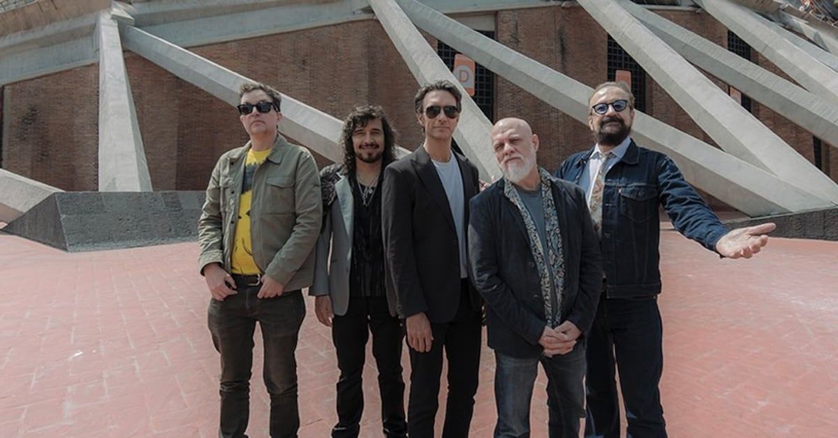 Fobia posa fuera del Palacio de los Deportes. Imagen: SDP Noticias