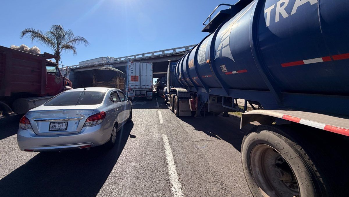 Tráileres varados en la carretera 45D en Irapuato. Foto: José Luis Ortega / Periódico AM