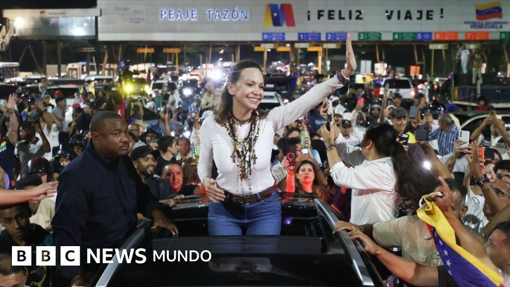 María Corina Machado saluda a sus seguidores en Caracas. Foto: EPA, vía BBC News Mundo.
