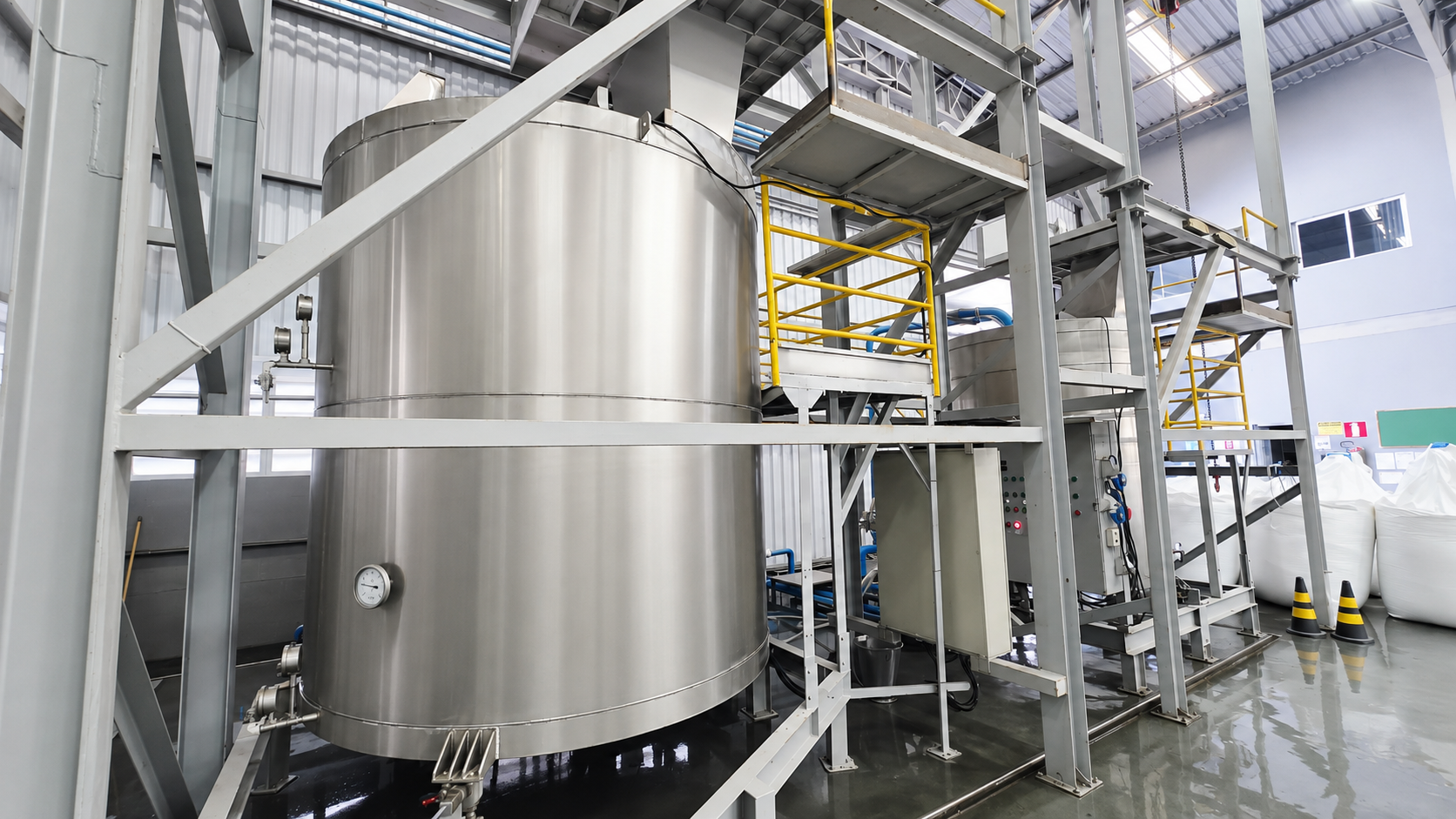 Tanques de aço inoxidável e tubulações na unidade de produção da Redux32