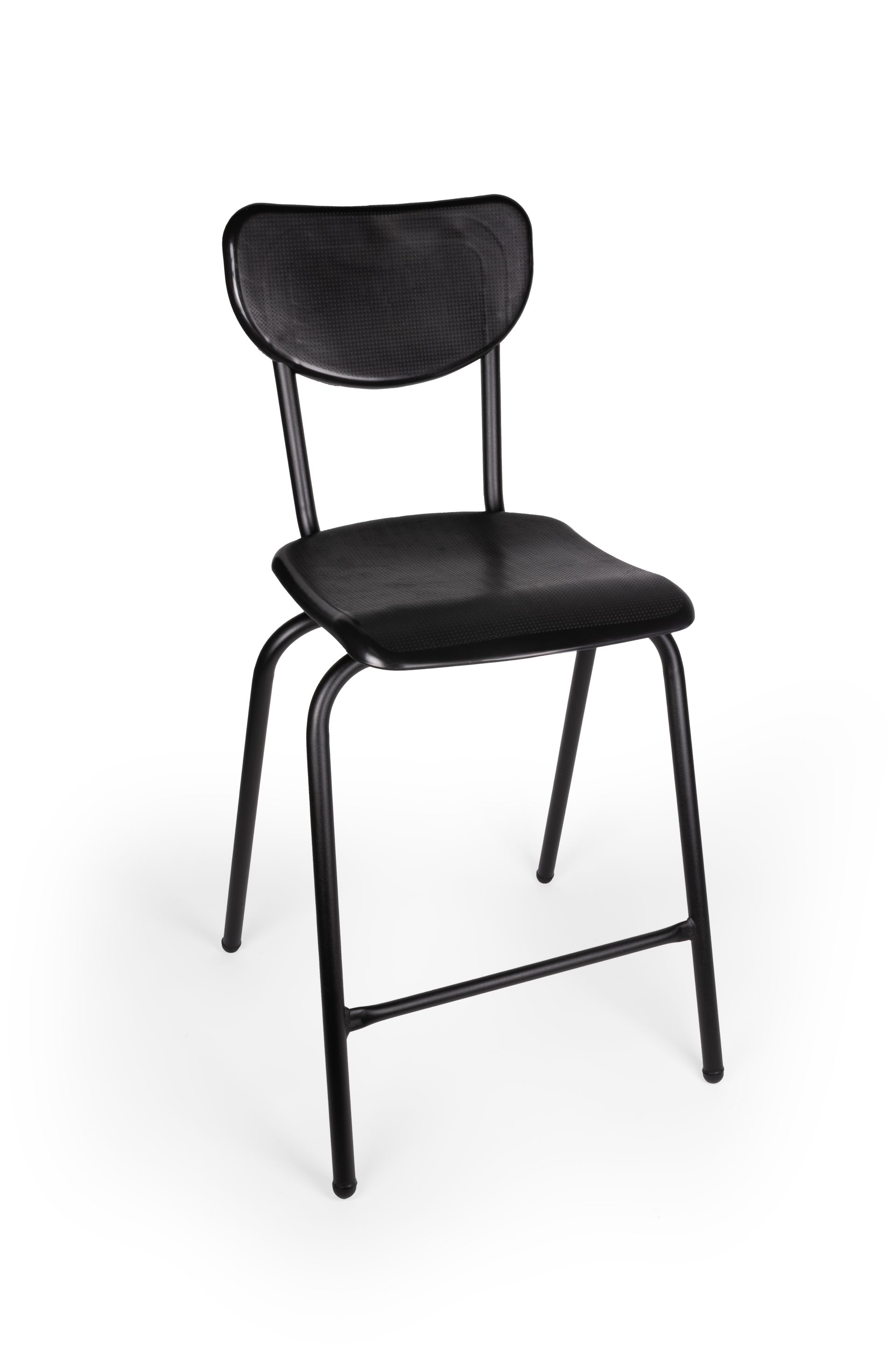 Una silla negra con asiento y respaldo negros sobre fondo blanco.