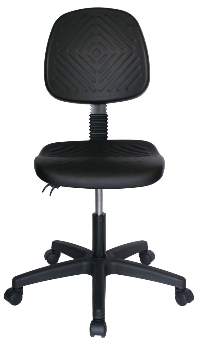 Una silla de oficina negra con ruedas sobre un fondo blanco