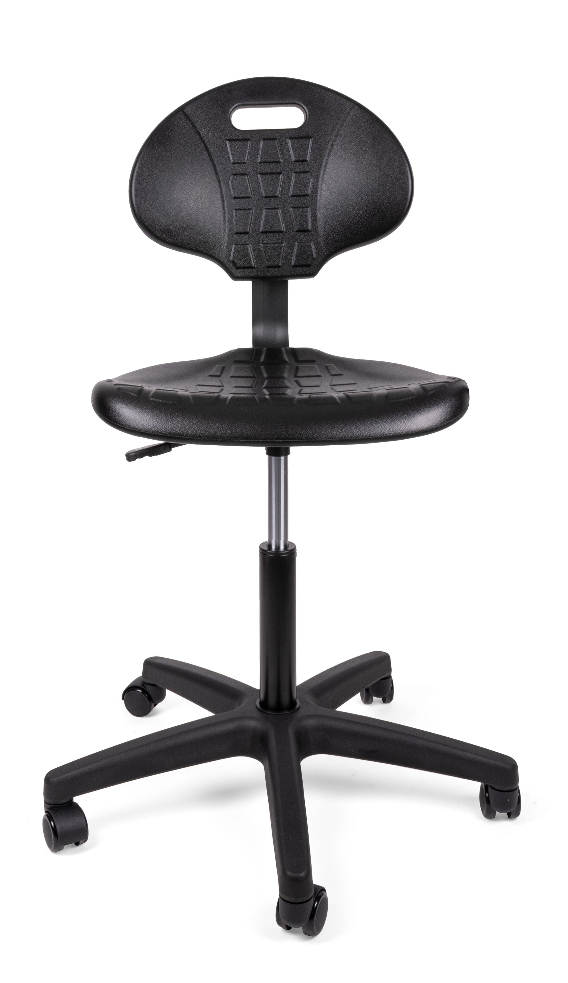 Una silla de oficina negra con ruedas sobre un fondo blanco.