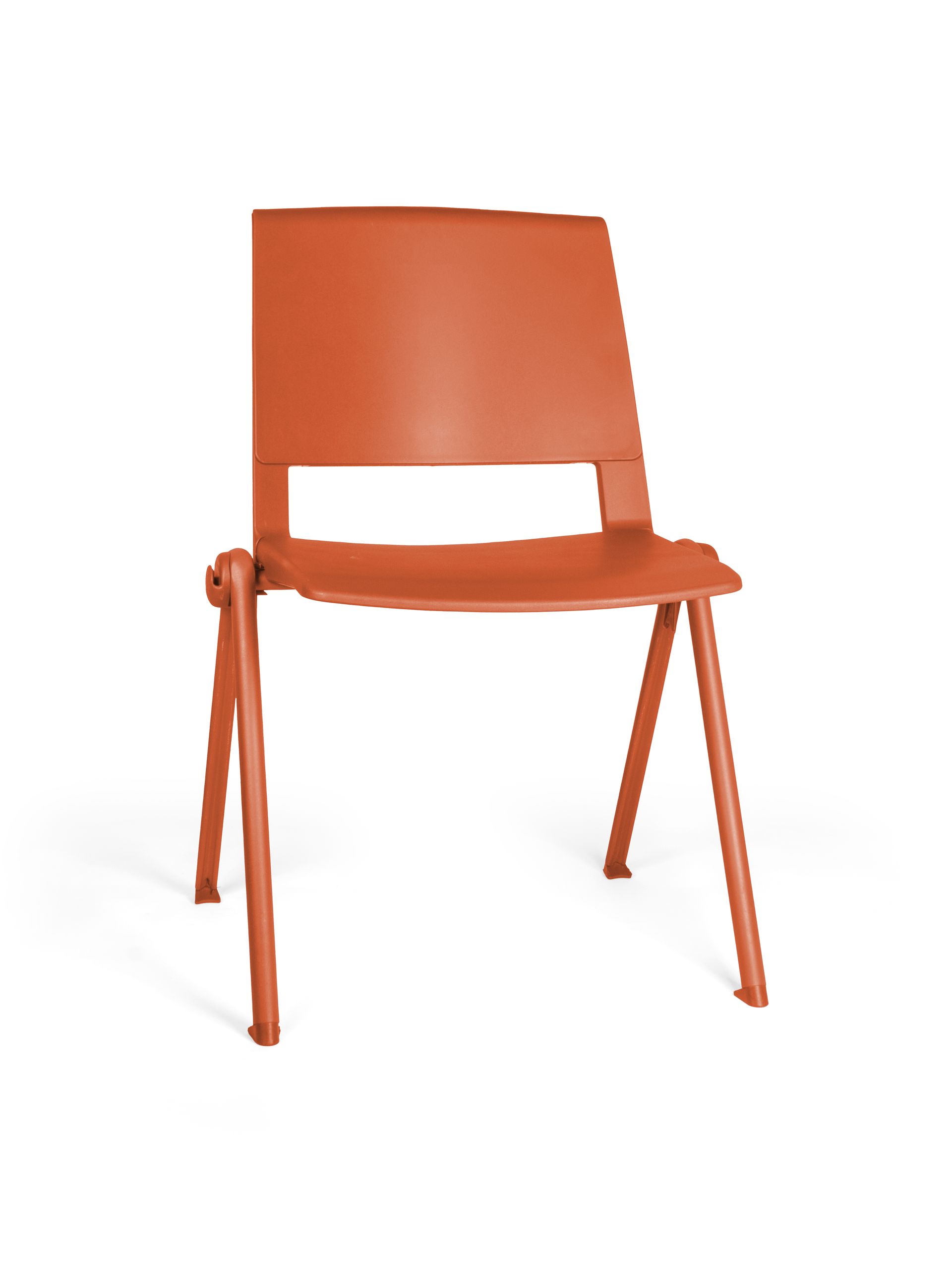 Una silla de plástico roja con patas de metal sobre un fondo blanco.