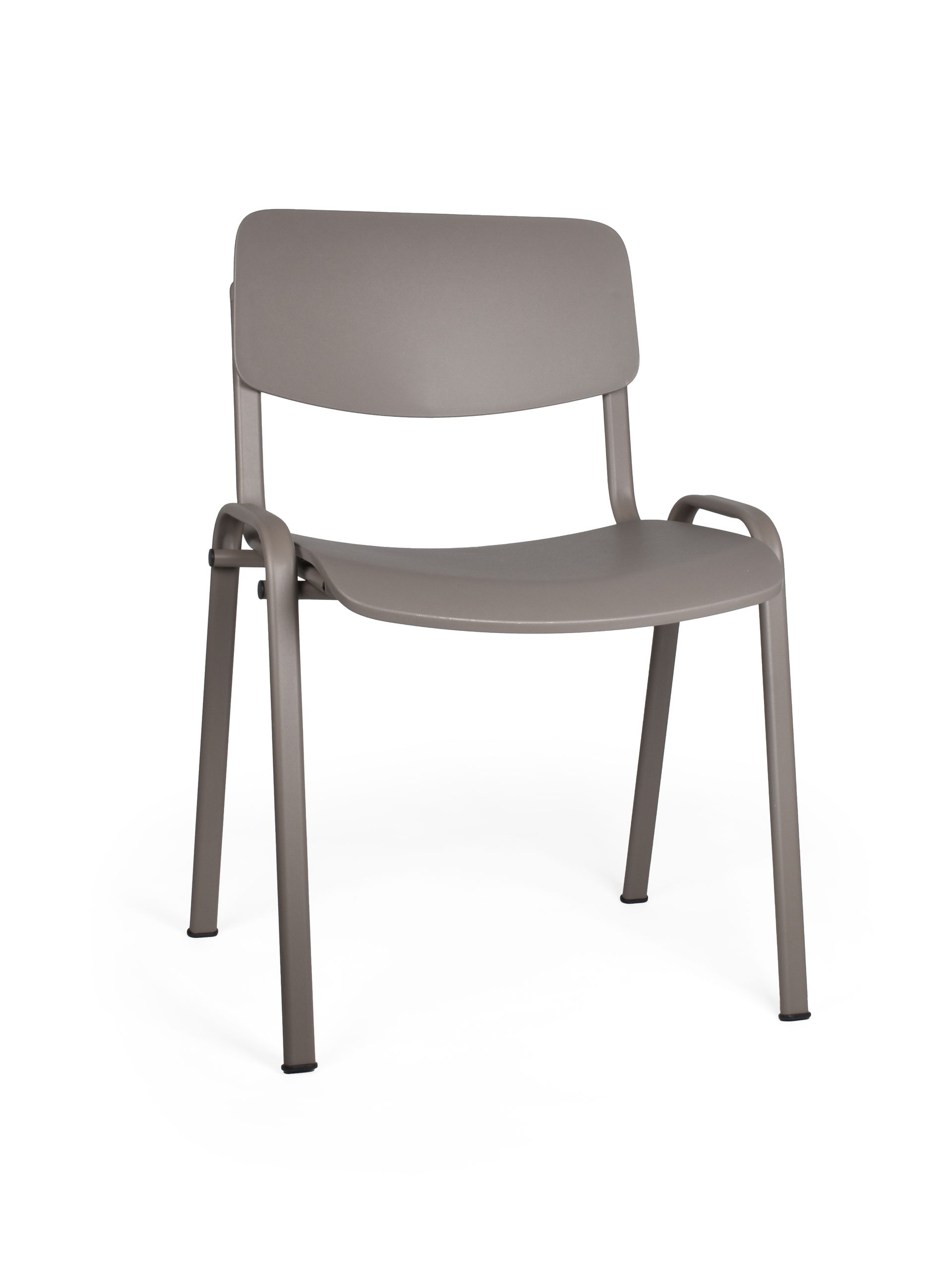 Una silla de plástico gris con estructura de metal sobre un fondo blanco.