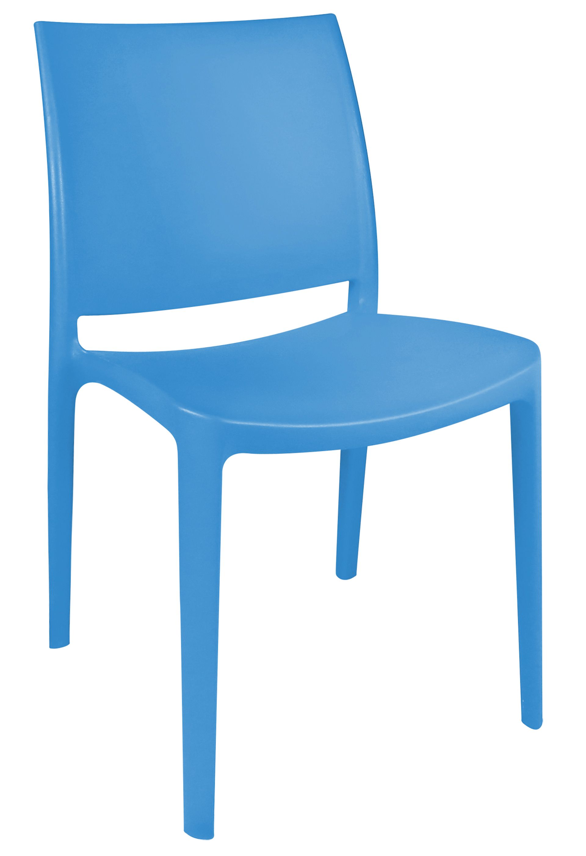 Una silla de plástico azul está sobre un fondo blanco.