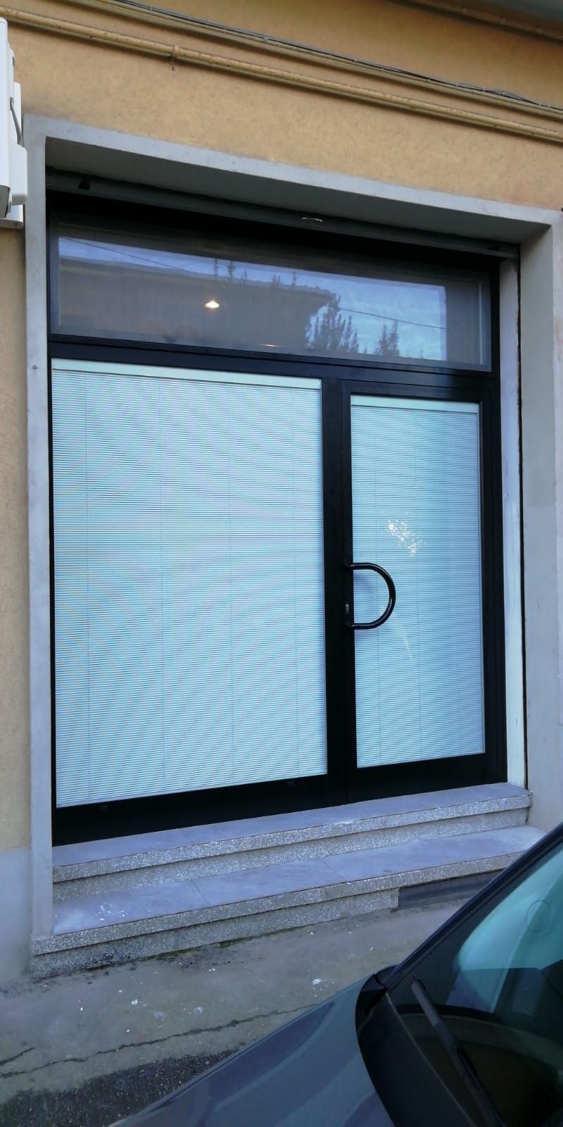 Vetrina con porta