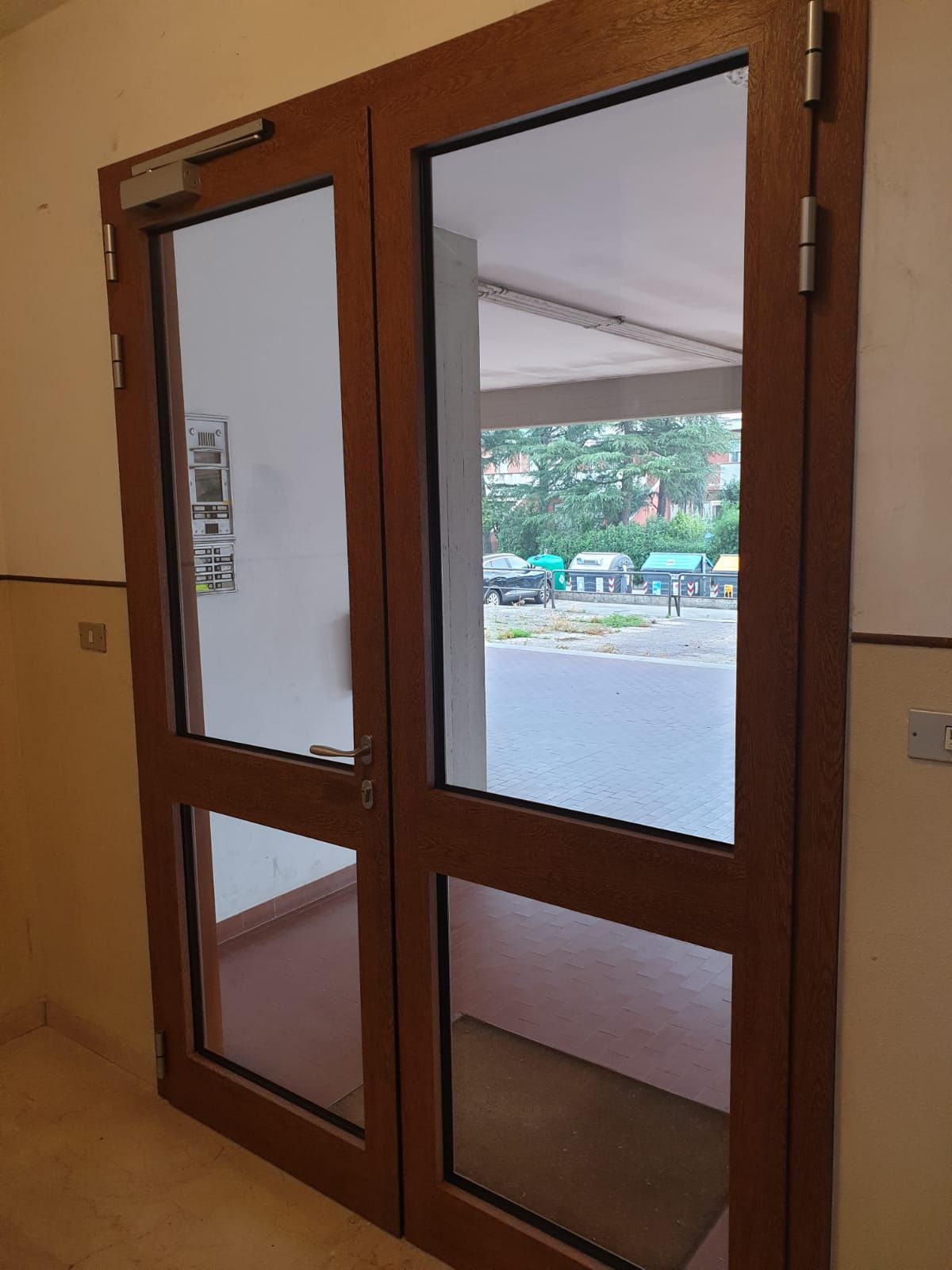Doppie porte con pannelli di vetro