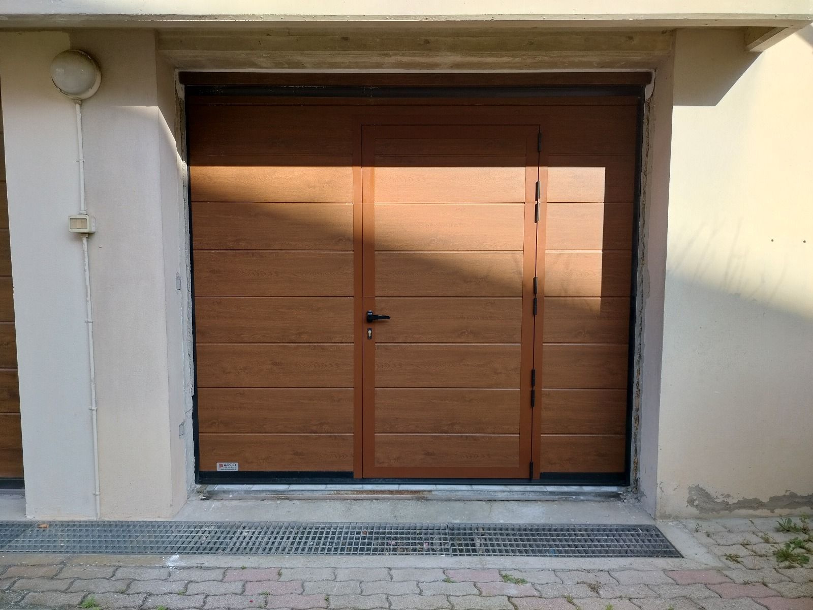 Porta da garage marrone con porta pedonale