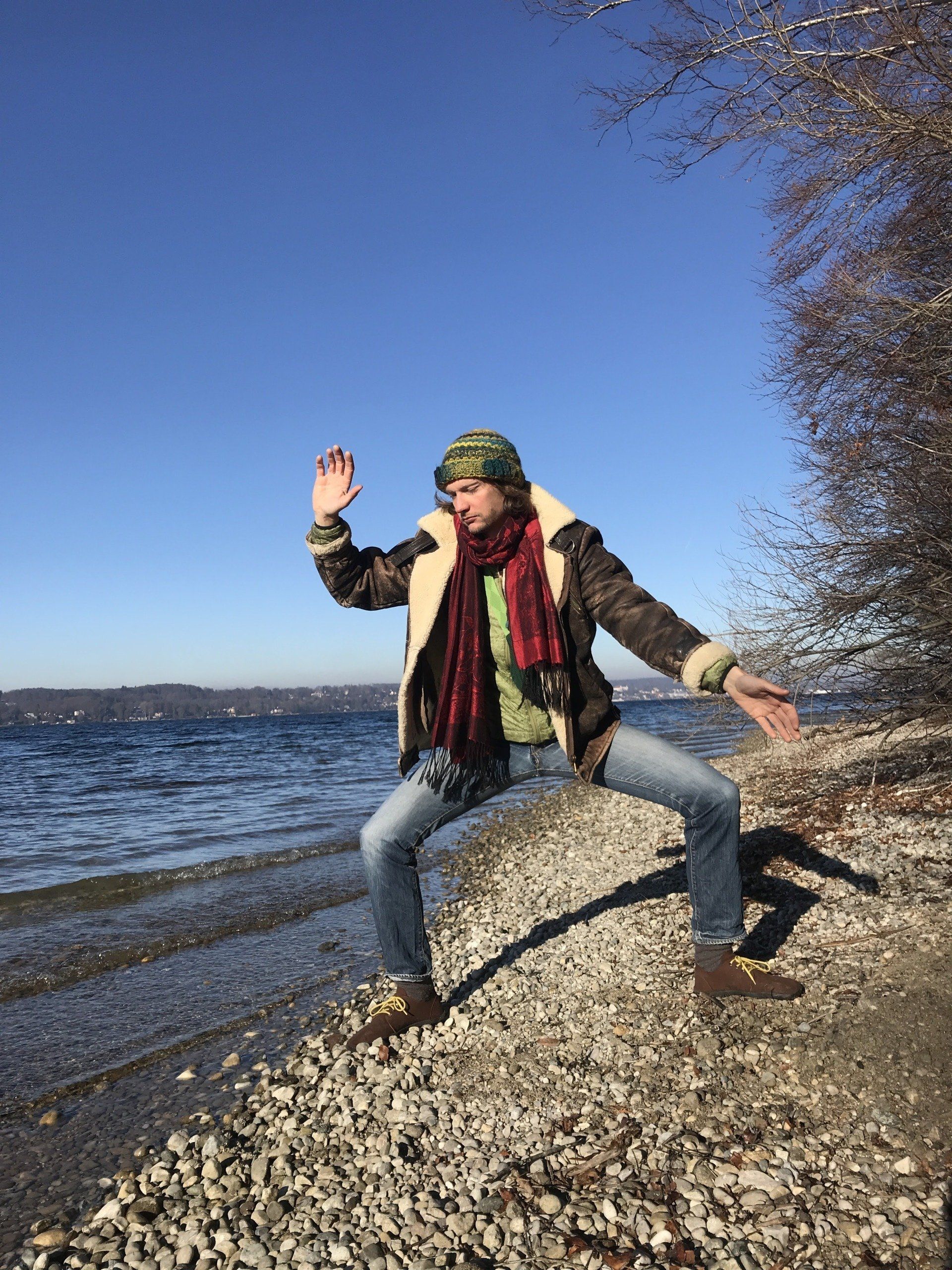 Mit dem Fokus auf den Atem das innere Feuer entfachen und die Gedanken zur Ruhe bringen, als Vorbereitung auf das kalte Wasser des Sees. Atemübungen am Ufer des Starnberger Sees