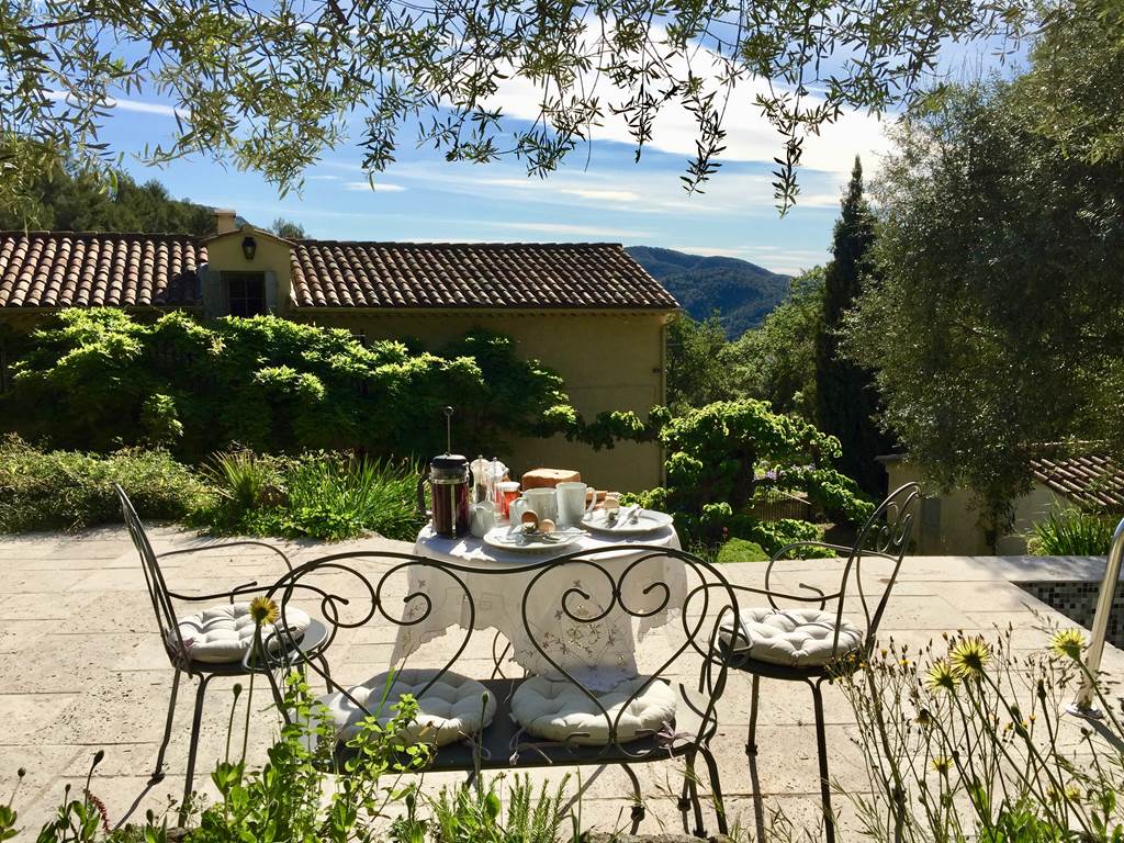 Domaine des escavalins - Provence - gite - bastide - oliveraie - producteur huile olive   - vacances - olives - sentier - piste montagne  - GR - PACA - alpes cote azur