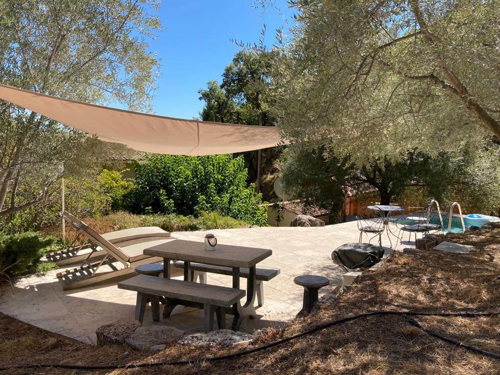 Domaine des escavalins - Provence - gite - bastide - oliveraie - producteur huile olive   - vacances - olives - sentier - piste montagne  - GR - PACA - alpes cote azur -