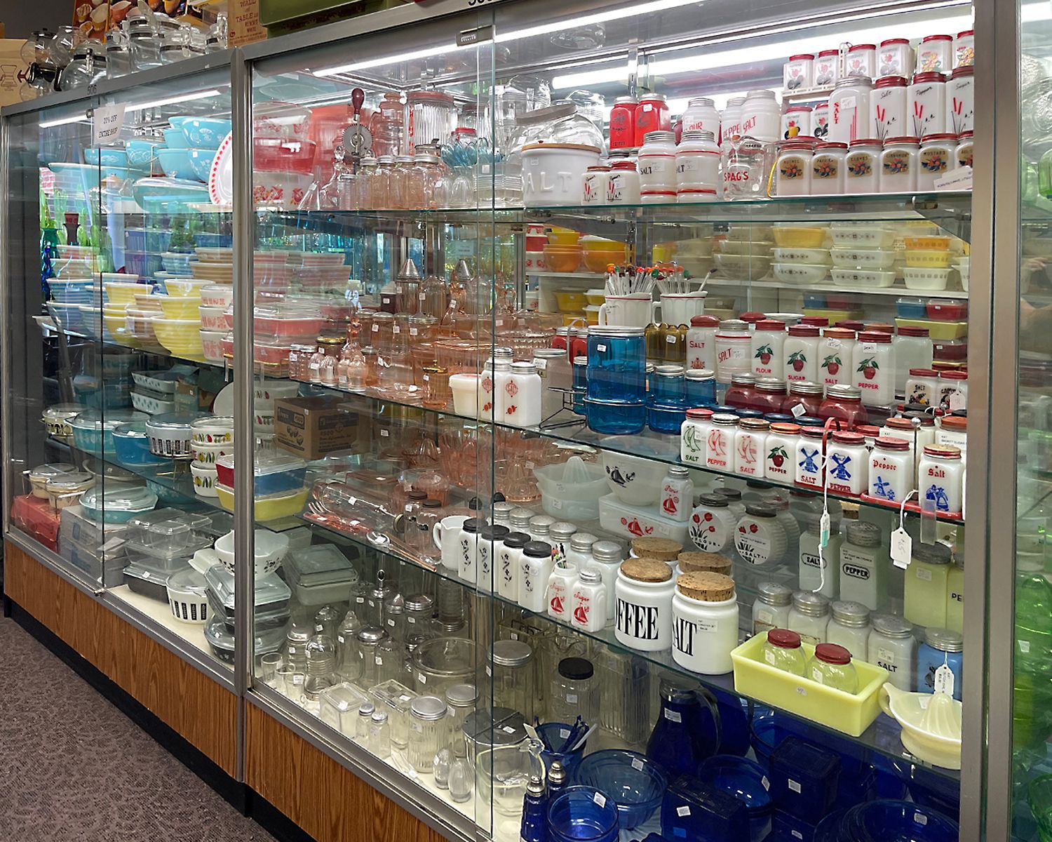 We carry a wide variety of vintage pyrex dishes bowls