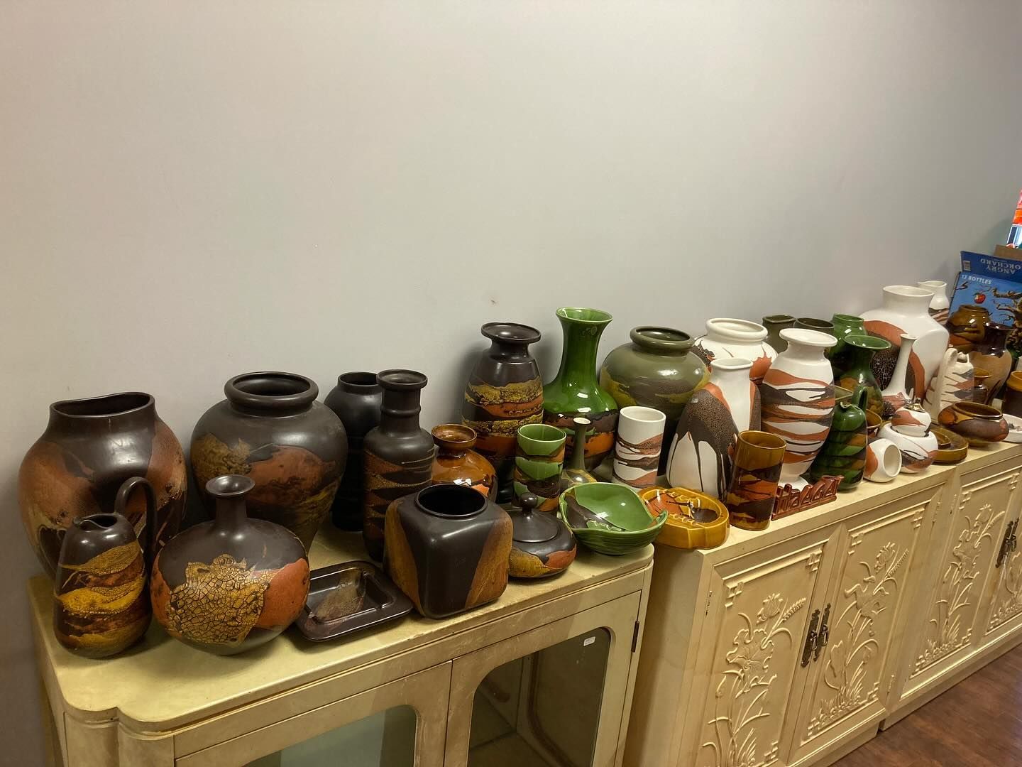 A bunch of vases are lined up on a table