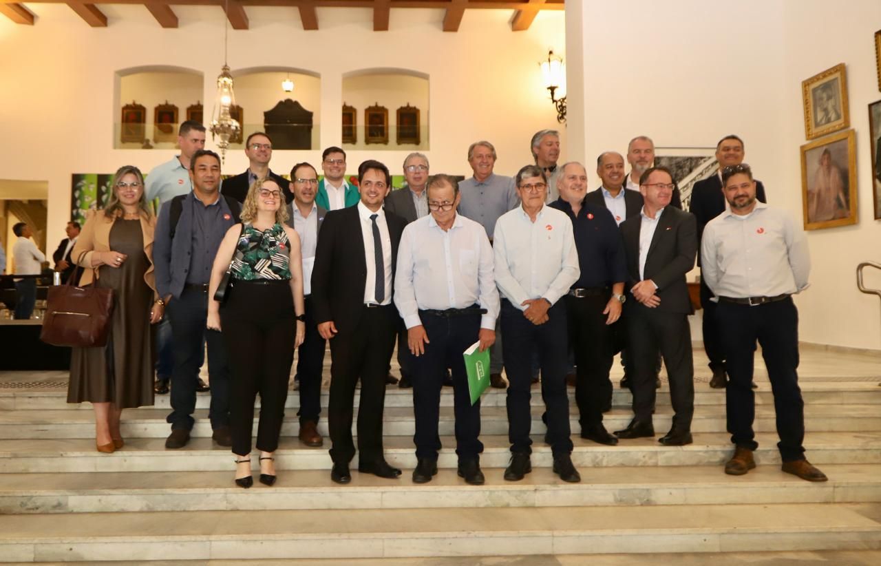 Um grupo de pessoas posa para uma foto em uma escada.