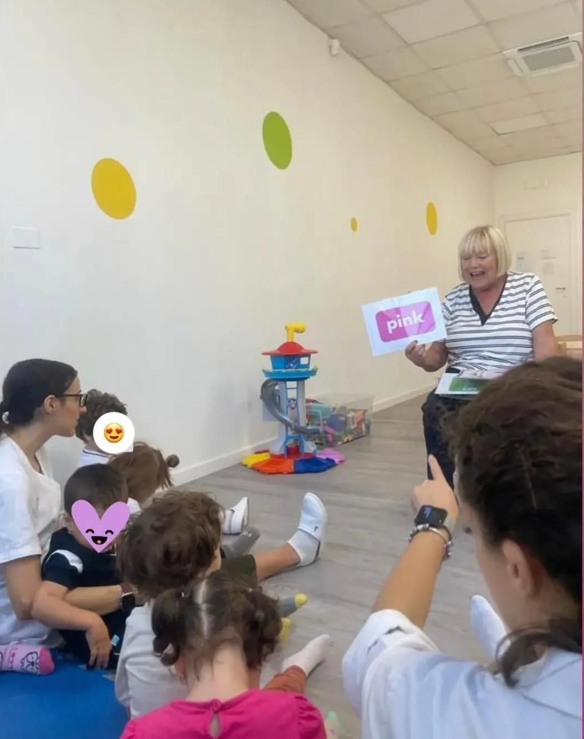 Una donna tiene in mano un biglietto con scritto rosa