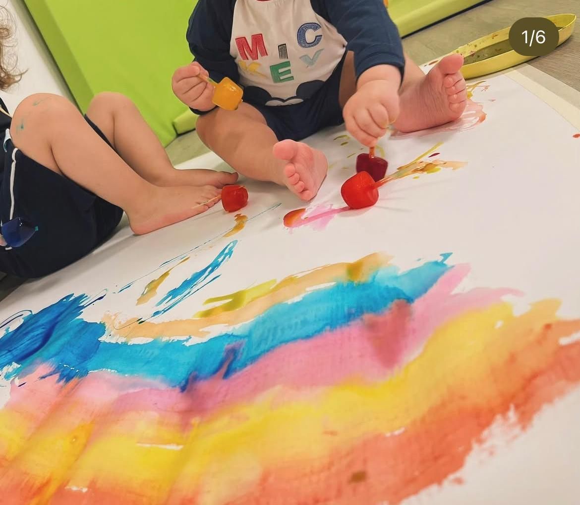 Un bambino che indossa una maglietta con la scritta 