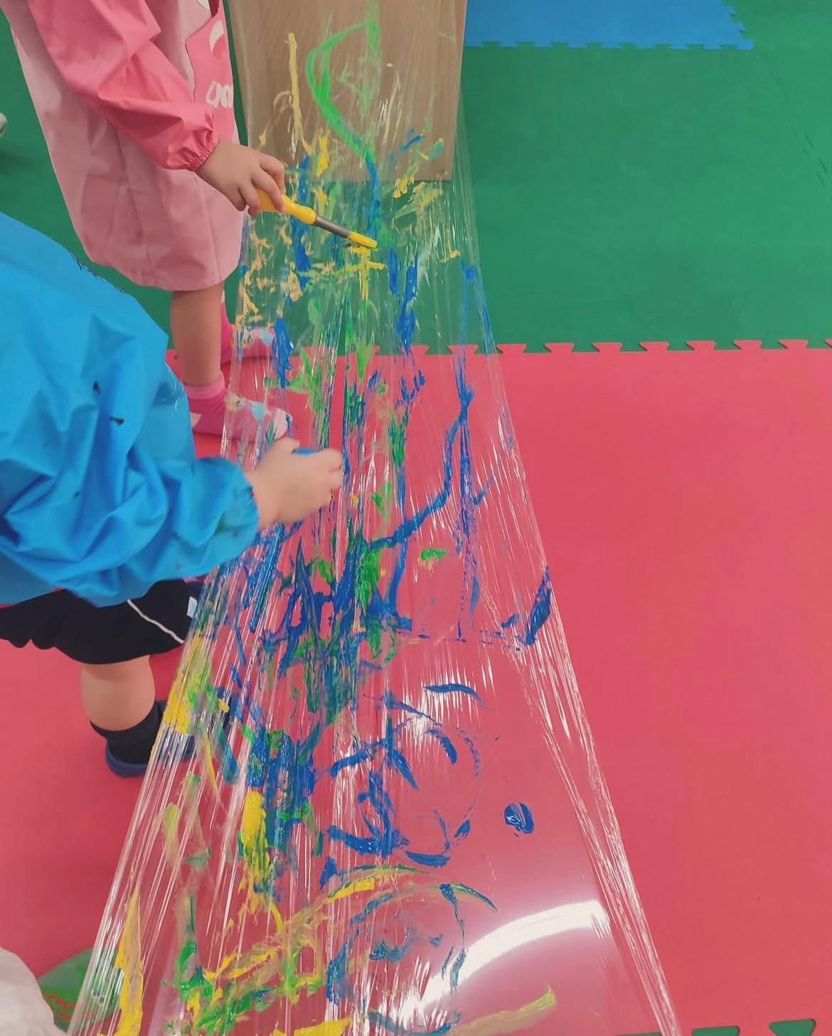 Un bambino sta giocando con un sacchetto di plastica ricoperto di vernice