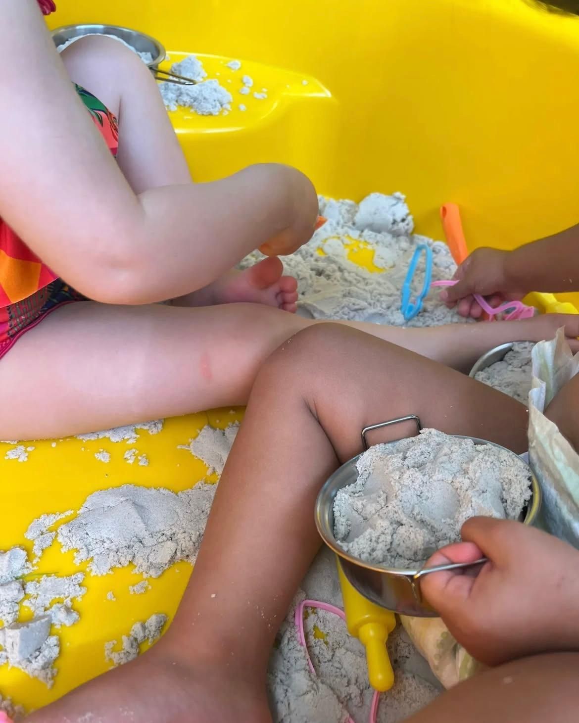 gambe di bambini mentre giocano