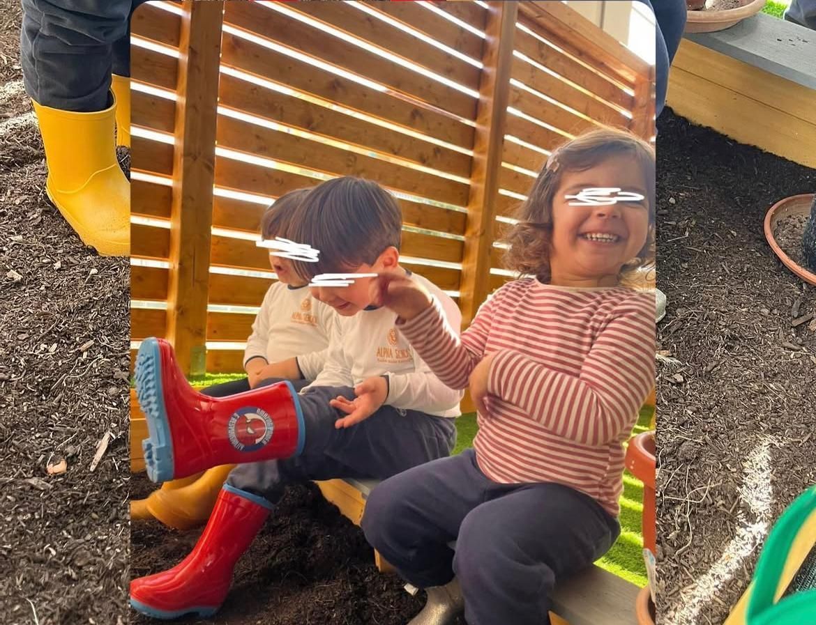Un collage di tre foto di bambini che indossano stivali da pioggia.
