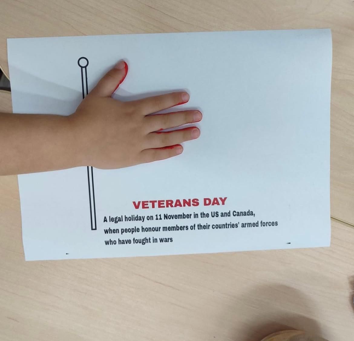 La mano di un bambino è su un pezzo di carta che dice 