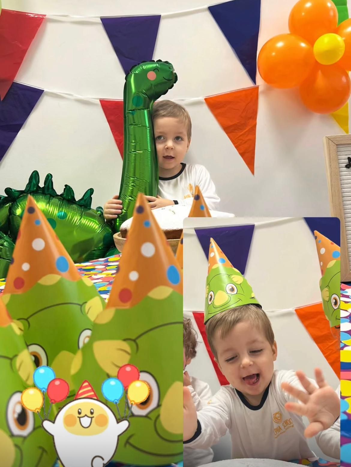 Un ragazzino è seduto a un tavolo con dei palloncini e un palloncino a forma di dinosauro.