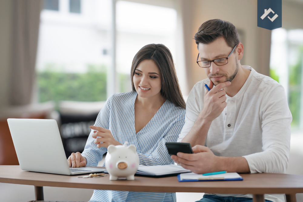 couple-wondering-laptop-renting-money