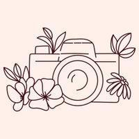 Lijntekening van een camera omringd door bloemen en bladeren op een beige achtergrond.