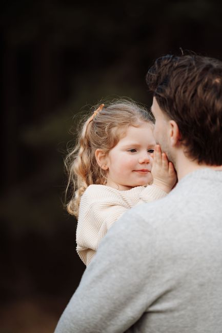 Ilona Blomberg Fotografie. Vrouw wiegt baby in haar armen, neus tegen neus, baby slaapt.