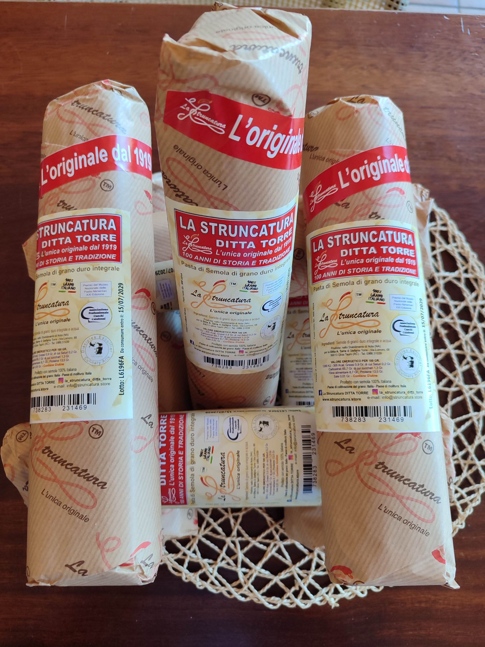 Fasci avvolte di tortillas bianche e rosse “L’Original”, legate insieme con una rete