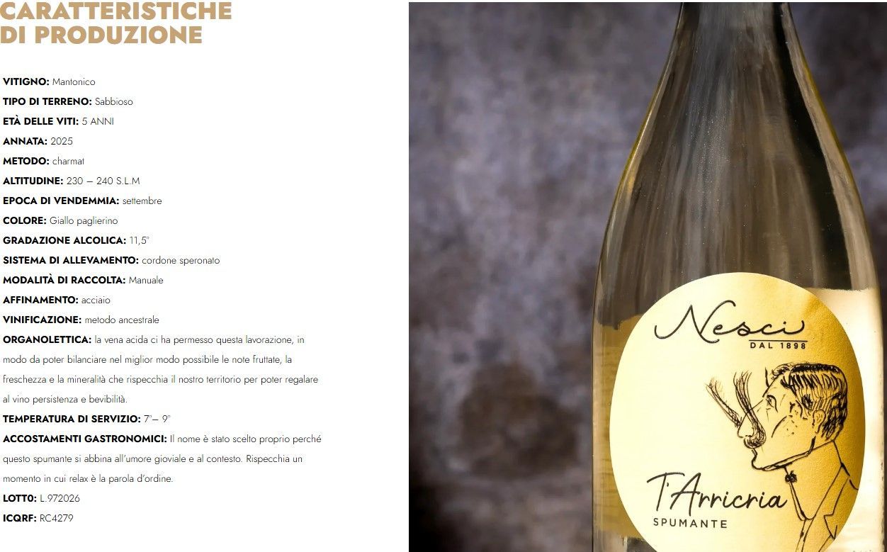 Testo in italiano accanto a un primo piano di una bottiglia di vino in vetro scuro, con un’etichetta color crema e il collo rivestito in lamina dorata.
