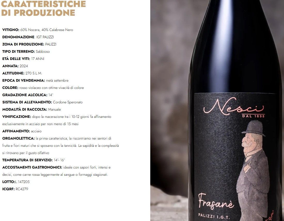 Etichetta di bottiglia di vino accanto alla scheda delle caratteristiche di produzione italiane, con la bottiglia scura a destra.