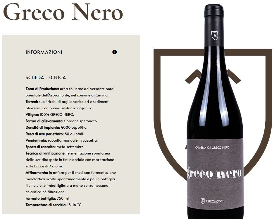 Bottiglia di vino Greco Nero accanto a un pannello con l’etichetta, le note di degustazione e informazioni sul vigneto
