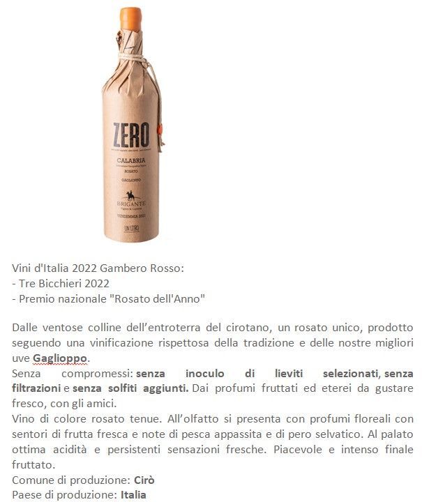 Bottiglia di spumante Zero su sfondo bianco, con accanto la dicitura di un premio italiano
