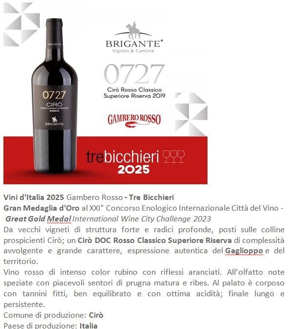 Grafica per un’etichetta di vino con bottiglia, bollino “Tre Bicchieri 2025” e testo in italiano su sfondo bianco