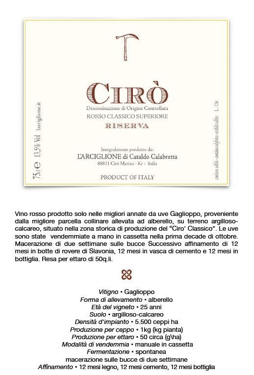 Etichetta di vino Cirò con sfondo beige, logo rosso e piccoli dettagli testuali sulla bottiglia